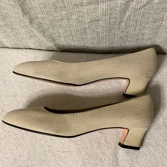 SALVATORE FERRAGAMO Narrow Fit Cream Kitten Heels - Picture 4 of 10